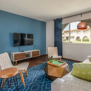  Holiday home Spacious Townhome By Wanderjaunt